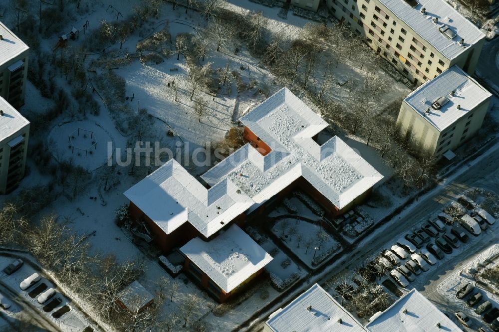 Luftaufnahme Berlin - Gebäude der KITA Kindertagesstätte - Kindergarten Boot-Kita Lach und Krach in Berlin