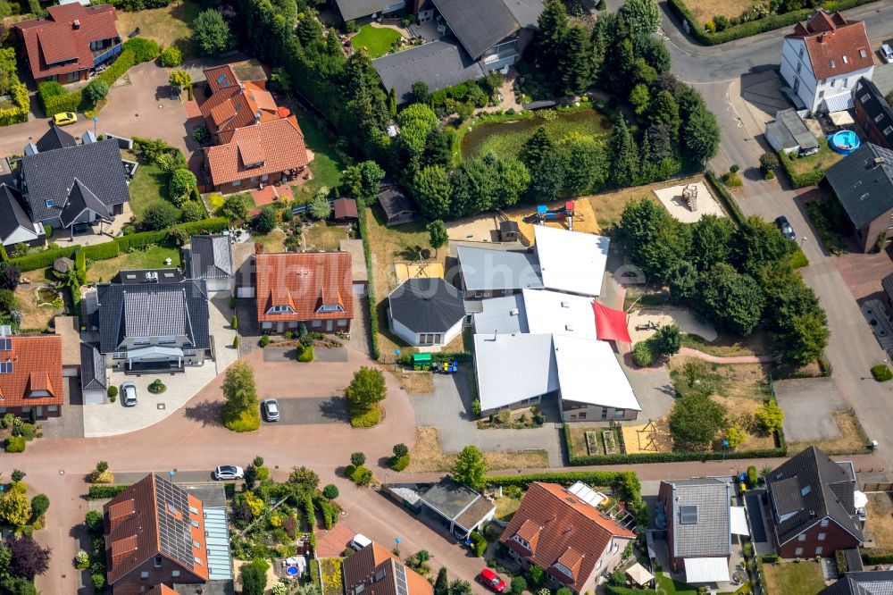 Luftaufnahme Werne - Gebäude der KITA Kindertagesstätte - Kindergarten DRK Kindergarten Pfiffikuss in Werne im Bundesland Nordrhein-Westfalen, Deutschland