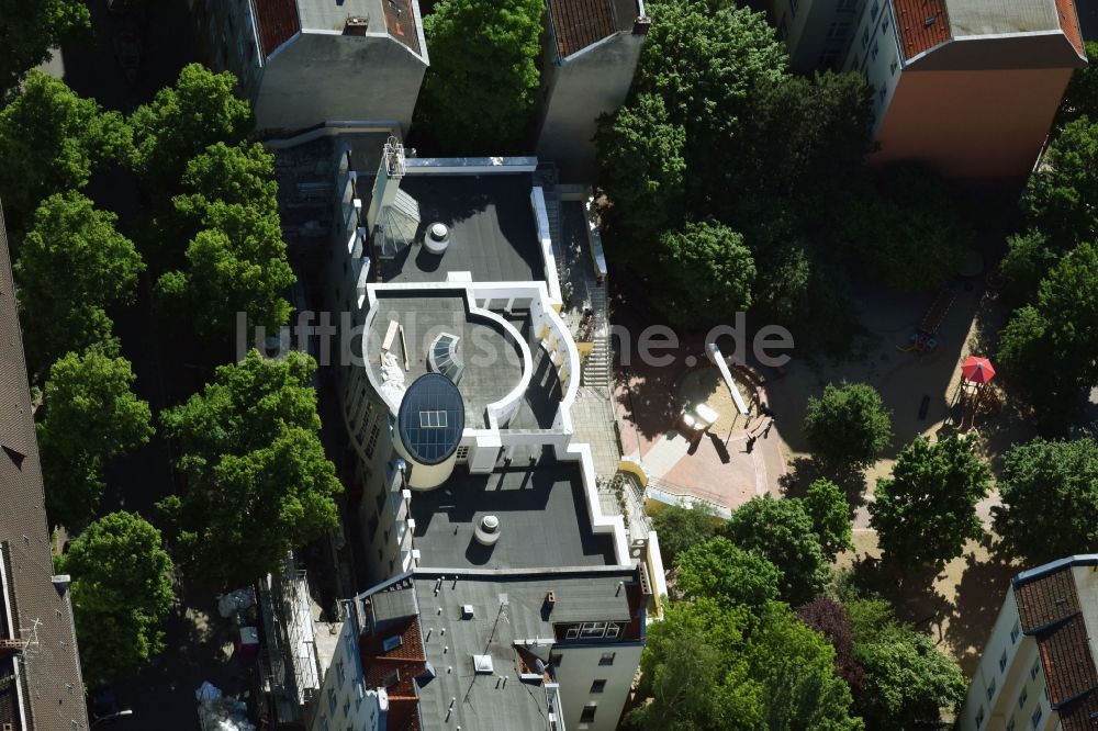 Luftaufnahme Berlin - Gebäude der KITA Kindertagesstätte - Kindergarten Förderverein der Kita Emser Straße e. V. an der Emser Straße im Ortsteil Neukölln in Berlin, Deutschland