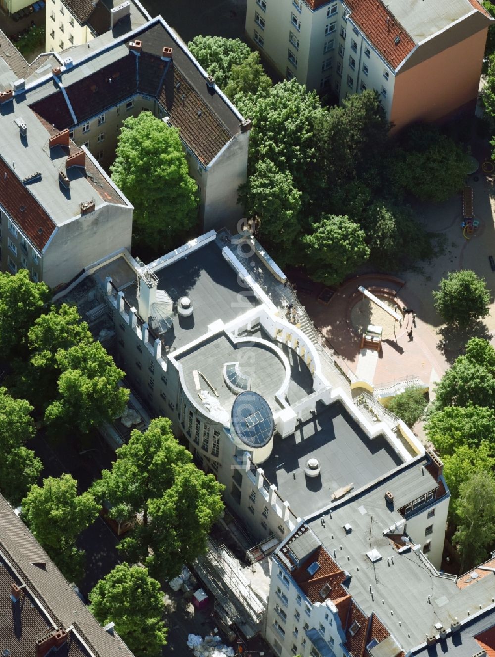 Berlin von oben - Gebäude der KITA Kindertagesstätte - Kindergarten Förderverein der Kita Emser Straße e. V. an der Emser Straße im Ortsteil Neukölln in Berlin, Deutschland