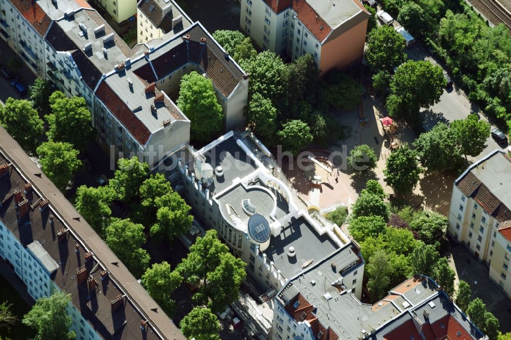 Berlin aus der Vogelperspektive: Gebäude der KITA Kindertagesstätte - Kindergarten Förderverein der Kita Emser Straße e. V. an der Emser Straße im Ortsteil Neukölln in Berlin, Deutschland