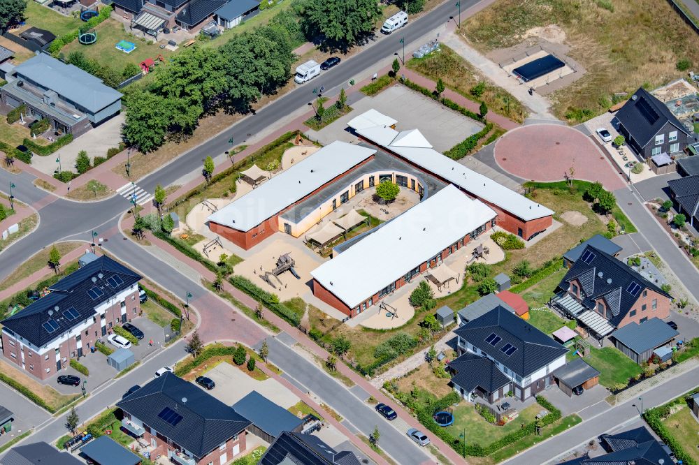 Harsefeld von oben - Gebäude der KITA Kindertagesstätte - Kindergarten De Geestkinners in Harsefeld im Bundesland Niedersachsen, Deutschland