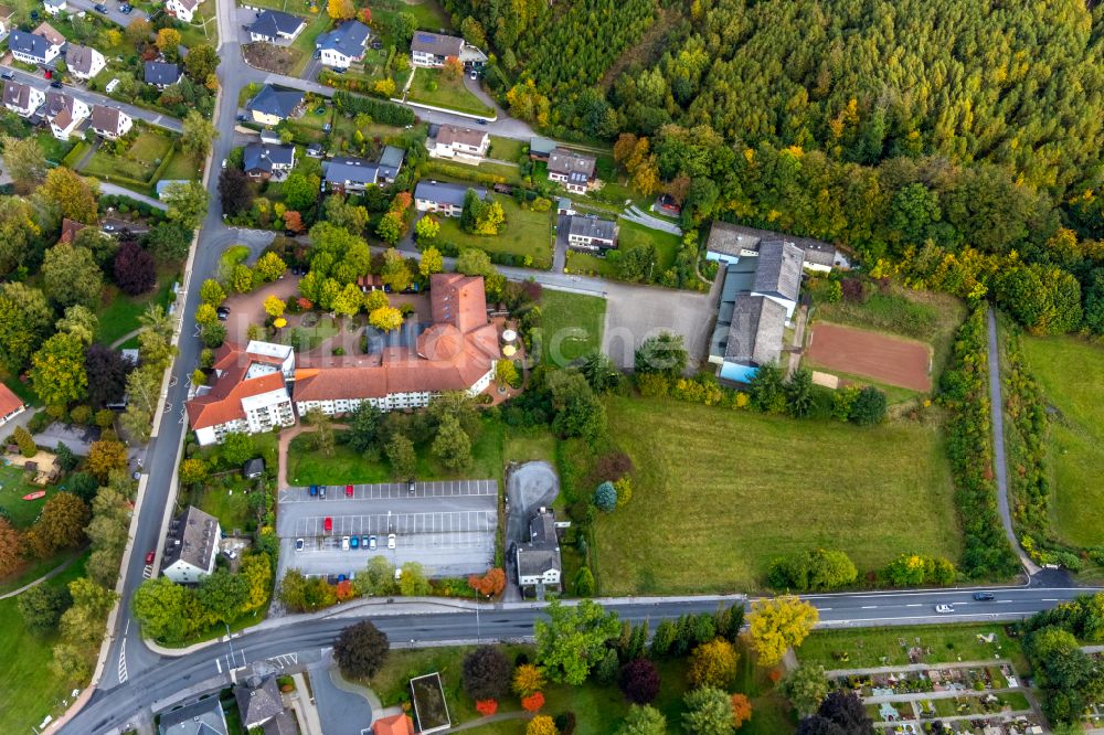 Balve aus der Vogelperspektive: Gebäude der KITA Kindertagesstätte - Kindergarten Katholischer Kindergarten Sankt Blasius in Balve im Bundesland Nordrhein-Westfalen, Deutschland