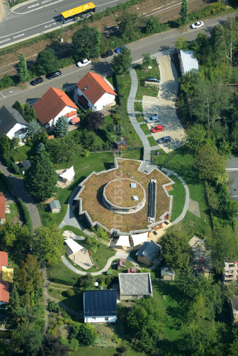 Luftaufnahme Markkleeberg - Gebäude der KITA Kindertagesstätte - Kindergarten Morgenland an der Hohe Straße in Markkleeberg im Bundesland Sachsen