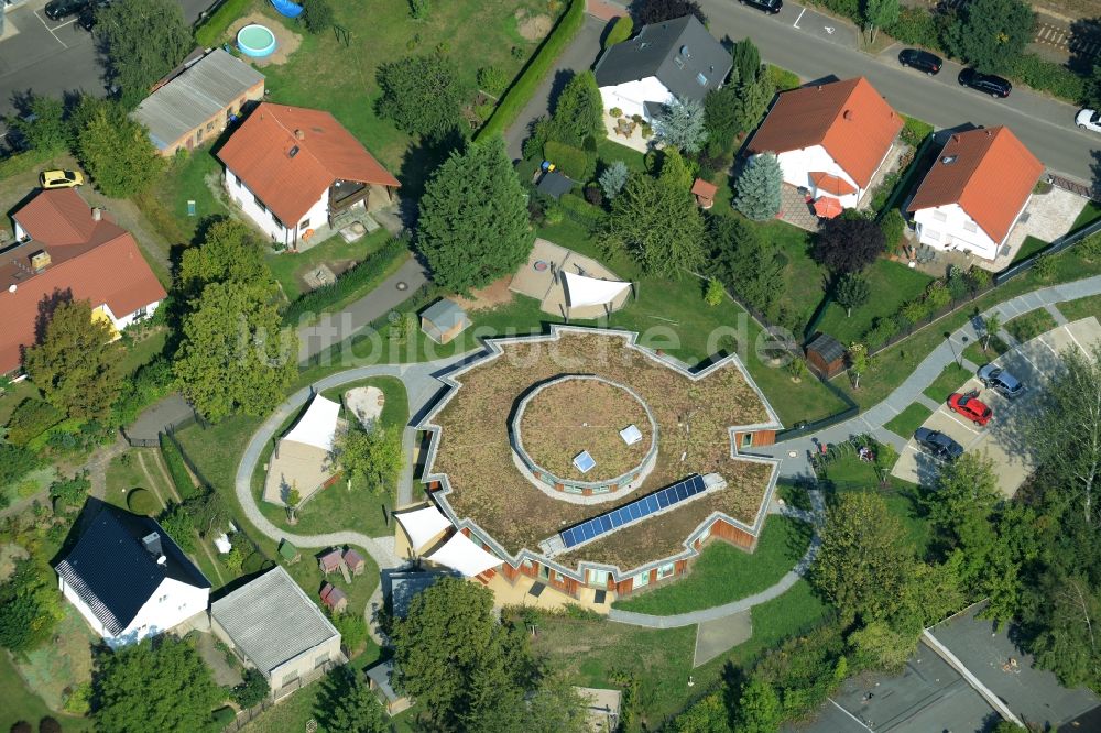 Markkleeberg aus der Vogelperspektive: Gebäude der KITA Kindertagesstätte - Kindergarten Morgenland an der Hohe Straße in Markkleeberg im Bundesland Sachsen