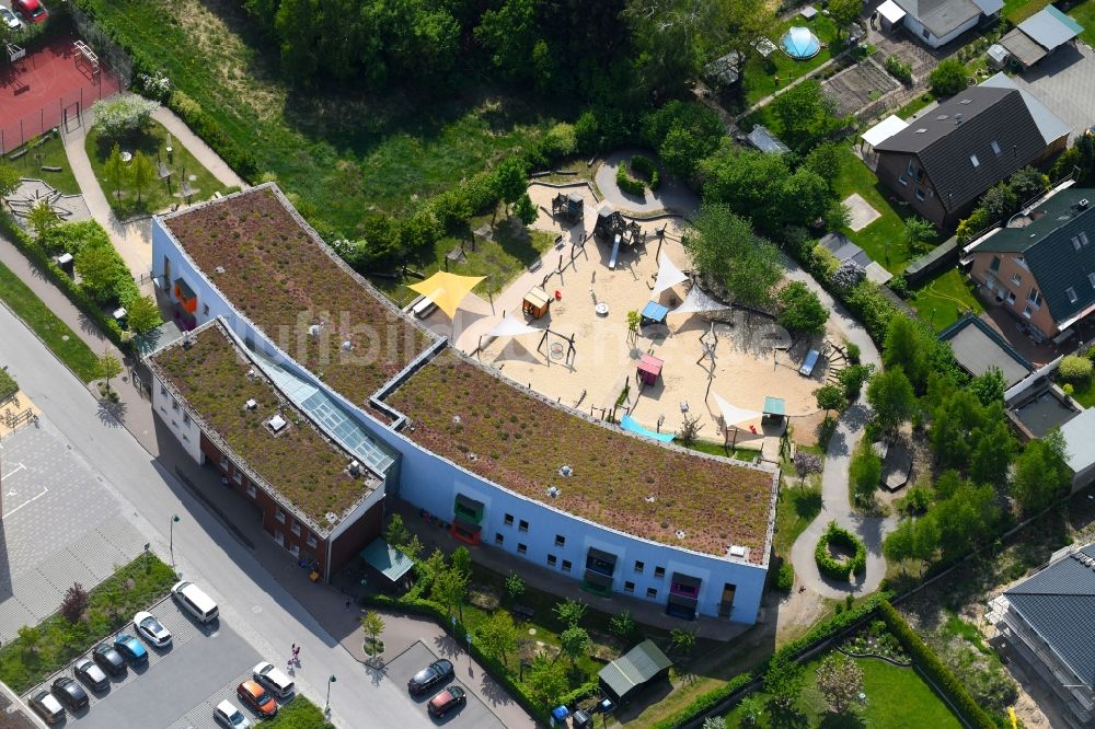 Luftbild Bernau - Gebäude der KITA Kindertagesstätte - Kindergarten Schönower Heideknirpse an der Heidestraße im Ortsteil Schönow in Bernau im Bundesland Brandenburg, Deutschland