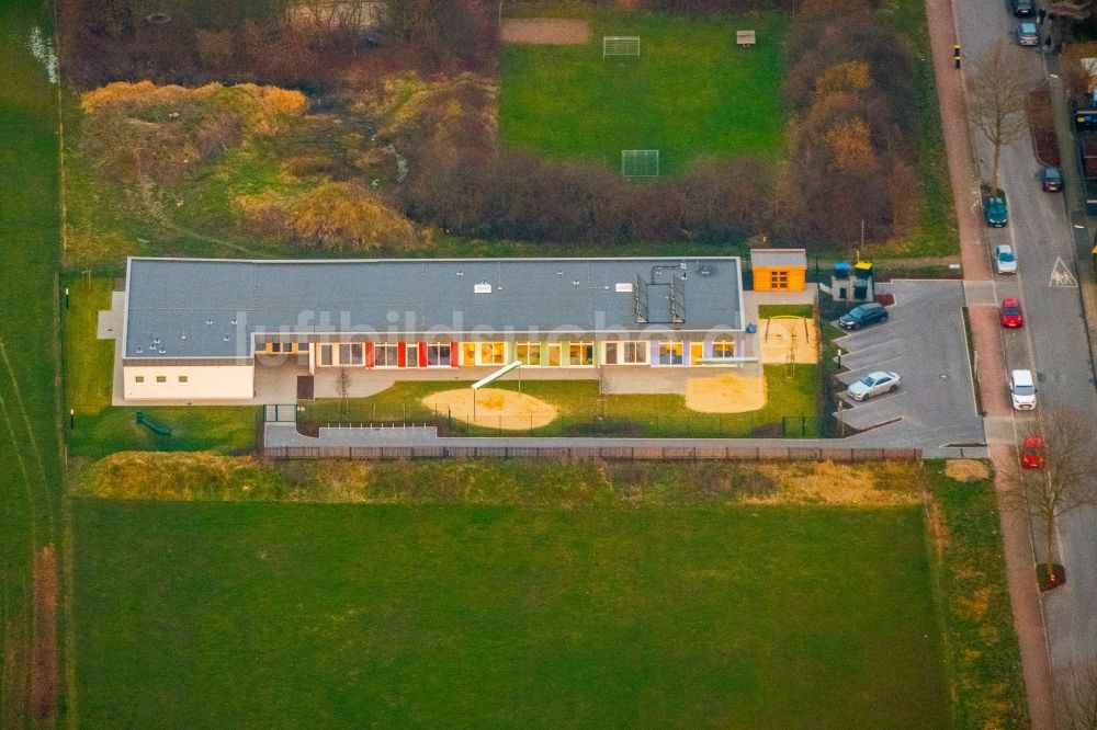 Luftbild Bergkamen - Gebäude der KITA Kindertagesstätte - Kindergarten Städt. Kindergarten Mitte Kleine Strolche an der Eichendorffstraße in Bergkamen im Bundesland Nordrhein-Westfalen, Deutschland