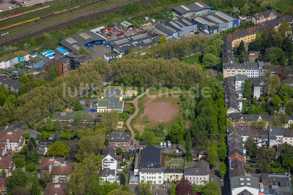 Oberhausen aus der Vogelperspektive: Gebäude der KITA Kindertagesstätte - Kindergarten Städtische Kindertageseinrichtung Villa Kunterbunt am John-Lennon-Platz - Annabergstraßein Oberhausen im Bundesland Nordrhein-Westfalen, Deutschland