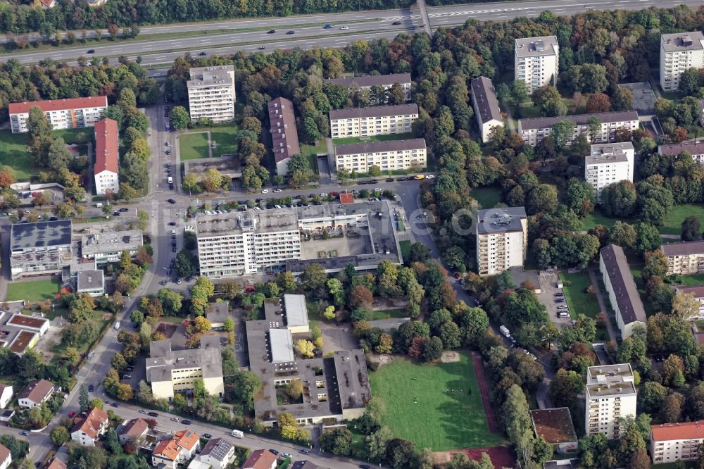 München aus der Vogelperspektive: Gebäude an der Königswieser Straße in München Forstenried im Bundesland Basyern