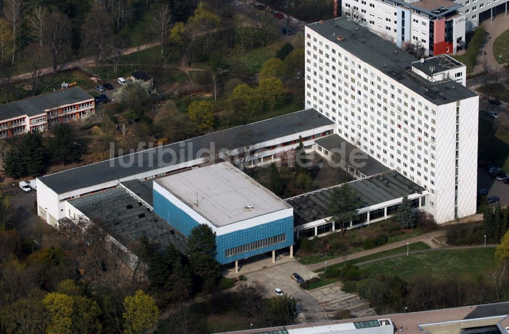 Erfurt von oben - Gebäude- Komplex der Alte Parteischule am Südpark in Erfurt im Bundesland Thüringen