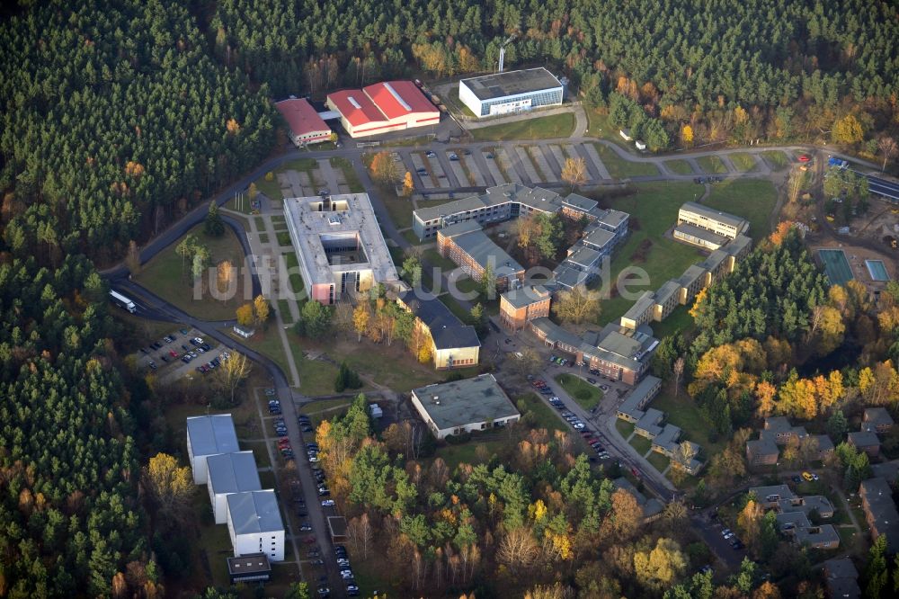 Bernau Waldfrieden aus der Vogelperspektive: Gebäude- Komplex der ehemaligen Bundesschule des Allgemeinen Deutschen Gewerkschaftsbundes im Stadtteil Waldfrieden von Bernau Bundesland Brandenburg