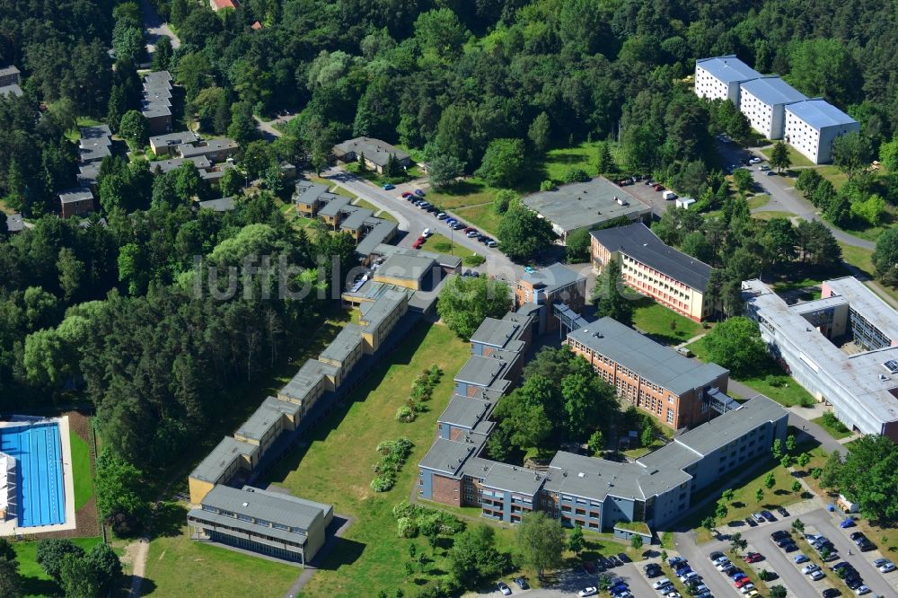 Luftaufnahme Bernau Waldfrieden - Gebäude- Komplex der ehemaligen Bundesschule des Allgemeinen Deutschen Gewerkschaftsbundes im Stadtteil Waldfrieden von Bernau Bundesland Brandenburg