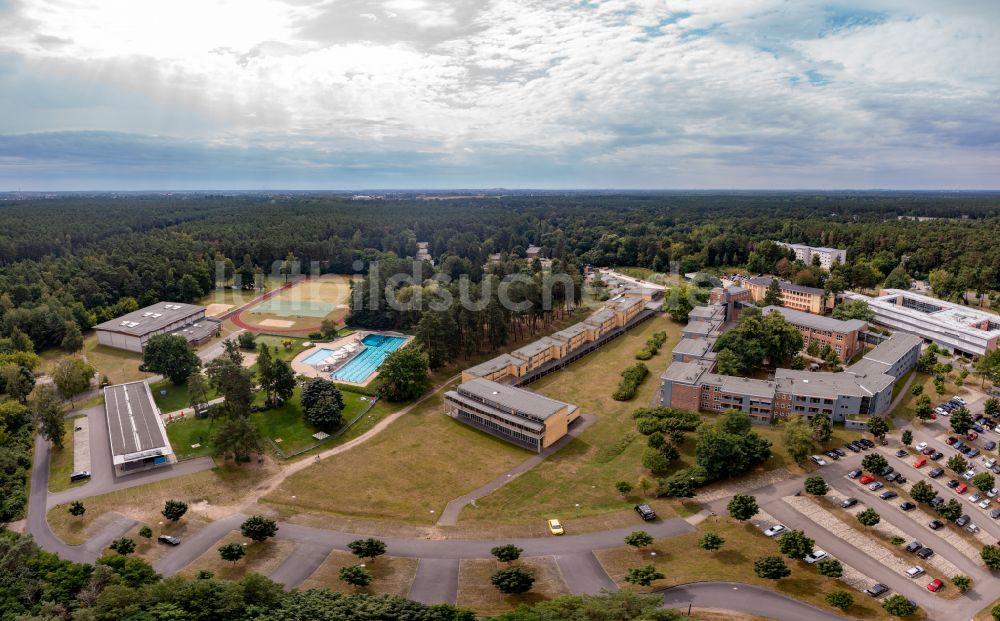 Luftaufnahme Bernau - Gebäude- Komplex der ehemaligen Bundesschule des Allgemeinen Deutschen Gewerkschaftsbundes im Stadtteil Waldfrieden von Bernau Bundesland Brandenburg