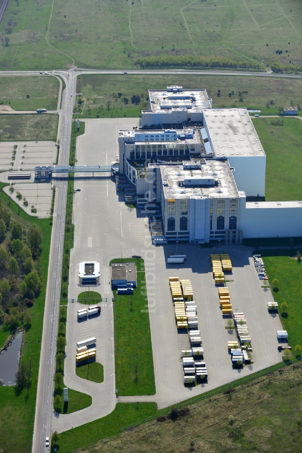 Falkensee von oben - Gebäude- Komplex der Herlitz Werke von Pelikan International und dem eCommerce Center in Falkensee im Bundesland Brandenburg