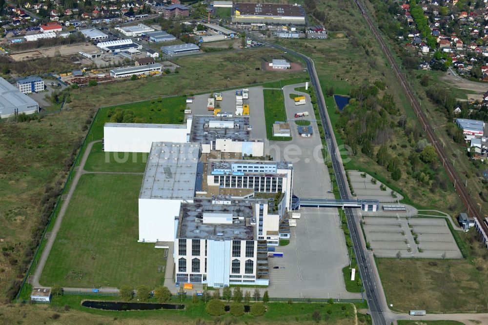 Falkensee aus der Vogelperspektive: Gebäude- Komplex der Herlitz Werke von Pelikan International und dem eCommerce Center in Falkensee im Bundesland Brandenburg