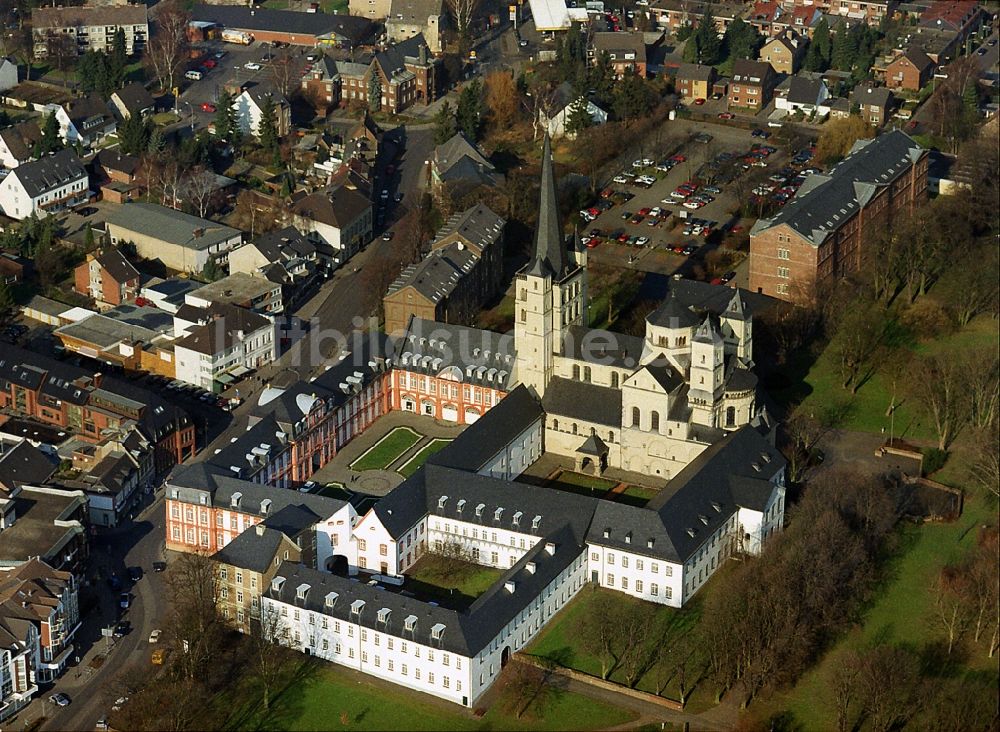 Pulheim von oben - Gebäude- Komplex des Kloster der Abtei Brauweiler im Bundesland Nordrhein-Westfalen