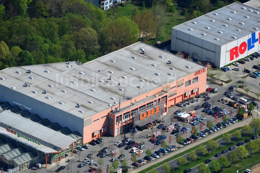 Luftaufnahme Berlin Mahlsdorf - Gebäude - Komplex des OBI - Baumarkt an der B1 in Mahlsdorf im Stadtbezirk Marzahn-Hellersdorf von Berlin