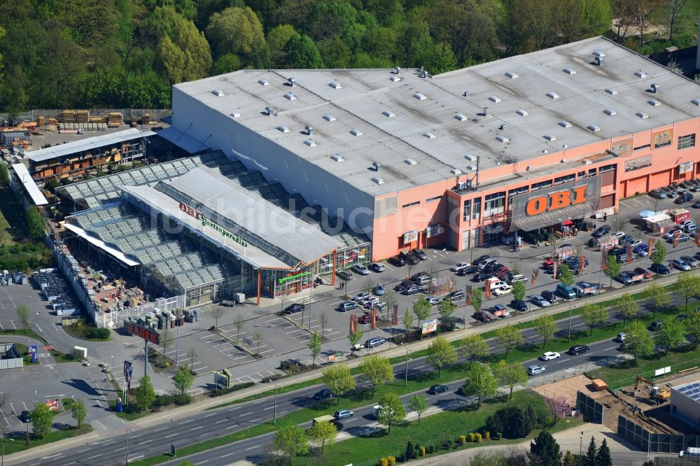 Berlin Mahlsdorf von oben - Gebäude - Komplex des OBI - Baumarkt an der B1 in Mahlsdorf im Stadtbezirk Marzahn-Hellersdorf von Berlin