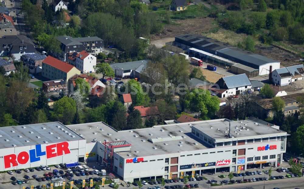 Berlin Mahlsdorf aus der Vogelperspektive: Gebäude - Komplex des ROLLER Einkaufszentrum an der B1 in Mahlsdorf im Stadtbezirk Marzahn-Hellersdorf von Berlin