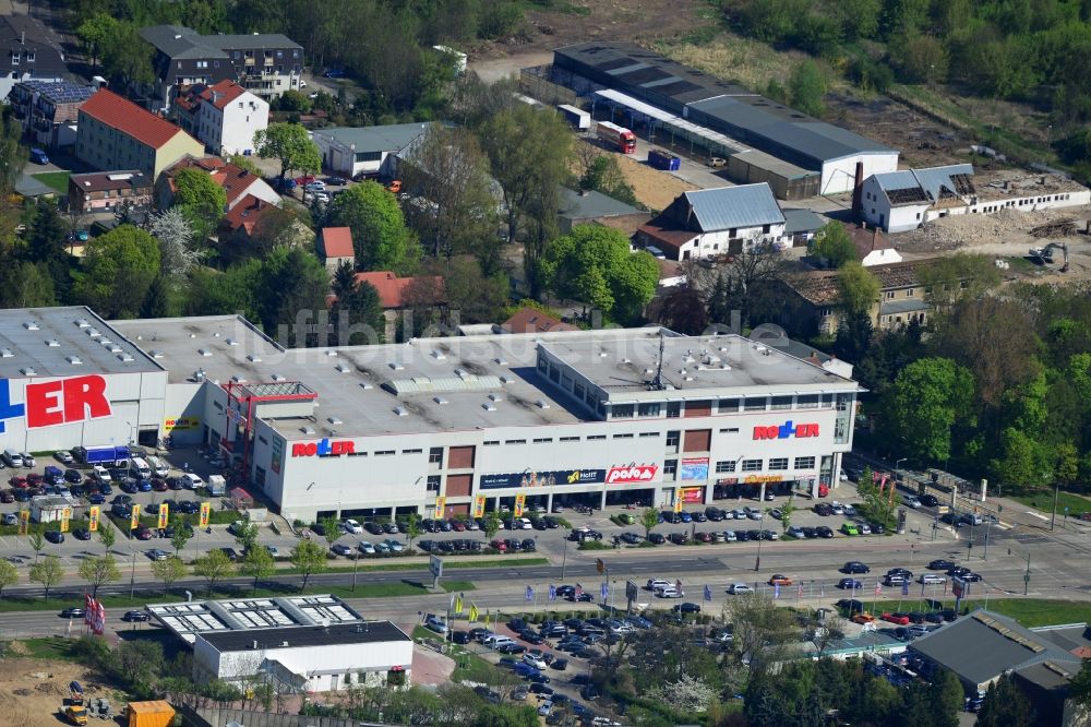 Luftbild Berlin Mahlsdorf - Gebäude - Komplex des ROLLER Einkaufszentrum an der B1 in Mahlsdorf im Stadtbezirk Marzahn-Hellersdorf von Berlin