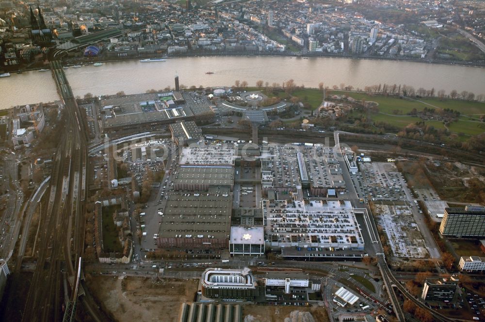 Luftaufnahme Köln - Gebäude - Komplexes der Kölner Messe Kölnmesse am Ufer des Rheins in Köln im Bundesland Nordrhein-Westfalen