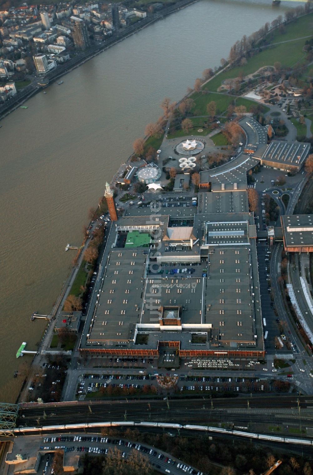 Köln von oben - Gebäude - Komplexes der Kölner Messe Kölnmesse am Ufer des Rheins in Köln im Bundesland Nordrhein-Westfalen