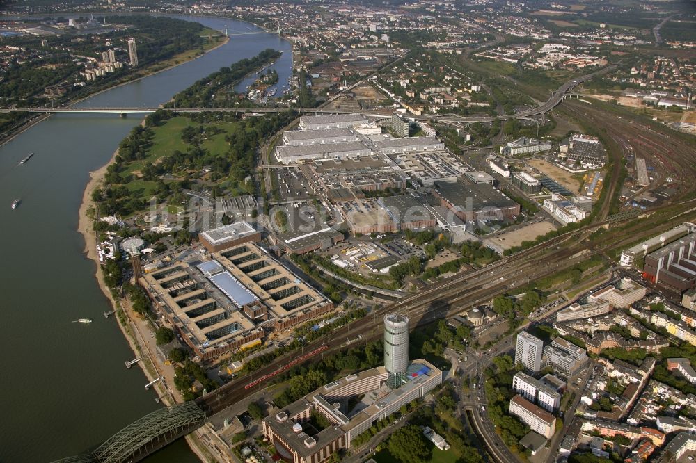 Köln von oben - Gebäude - Komplexes der Kölner Messe Kölnmesse am Ufer des Rheins in Köln im Bundesland Nordrhein-Westfalen