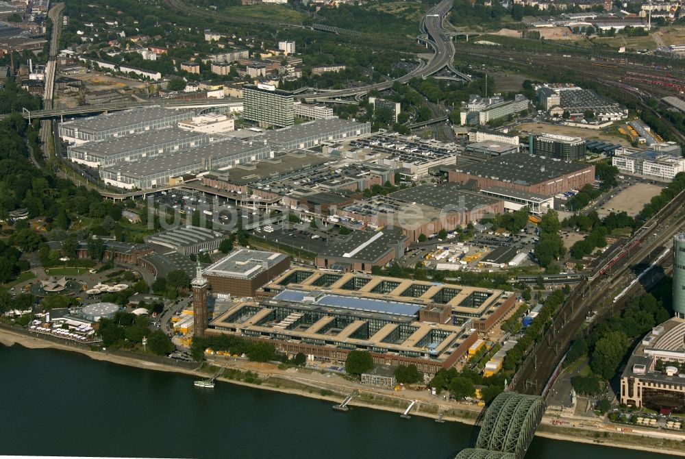 Luftbild Köln - Gebäude - Komplexes der Kölner Messe Kölnmesse am Ufer des Rheins in Köln im Bundesland Nordrhein-Westfalen