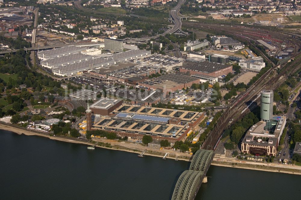 Luftaufnahme Köln - Gebäude - Komplexes der Kölner Messe Kölnmesse am Ufer des Rheins in Köln im Bundesland Nordrhein-Westfalen