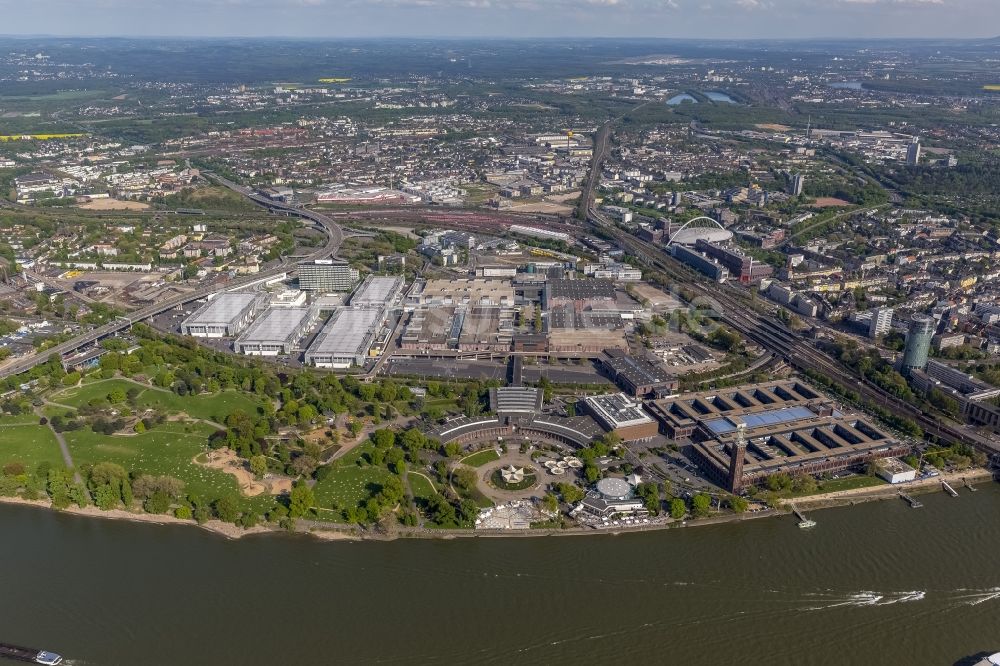 Luftbild Köln - Gebäude - Komplexes der Kölner Messe Kölnmesse am Ufer des Rheins in Köln im Bundesland Nordrhein-Westfalen