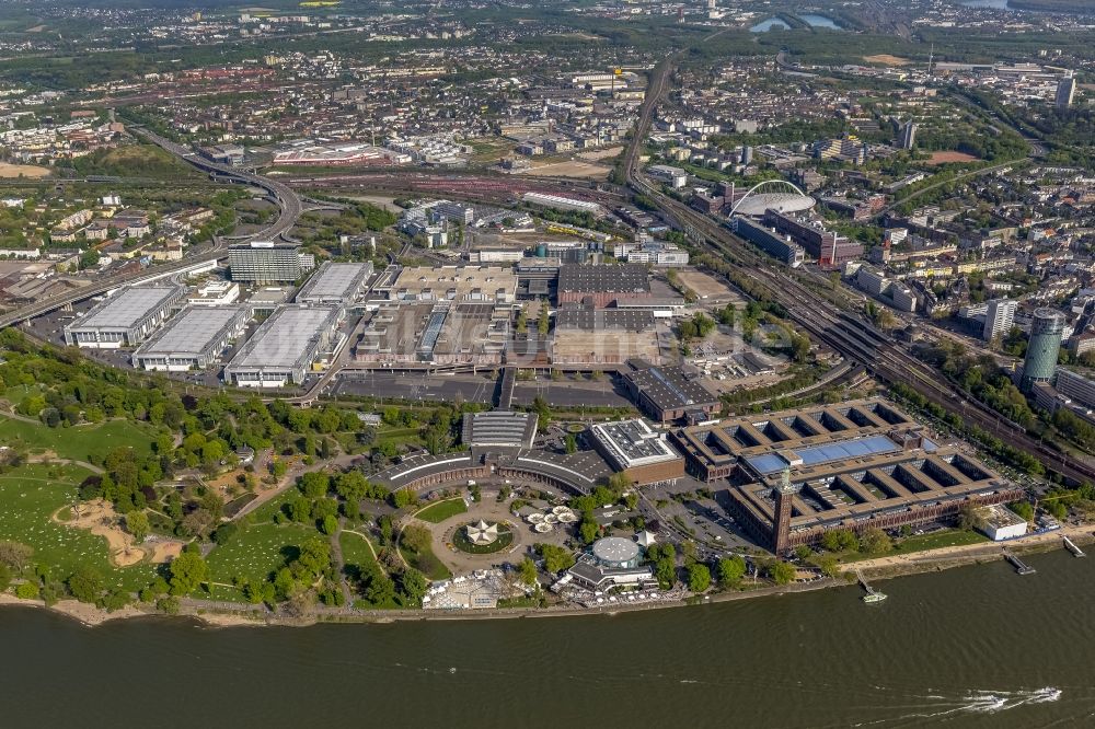 Luftaufnahme Köln - Gebäude - Komplexes der Kölner Messe Kölnmesse am Ufer des Rheins in Köln im Bundesland Nordrhein-Westfalen