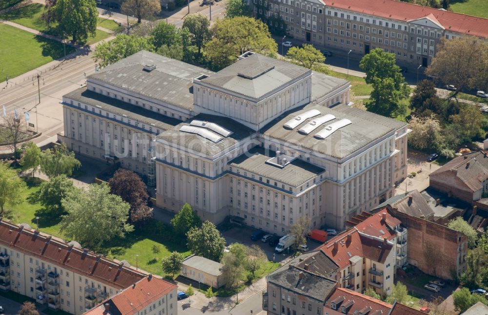 Dessau aus der Vogelperspektive: Gebäude des Konzerthauses und Theater- Schauspielhauses in Dessau im Bundesland Sachsen-Anhalt, Deutschland