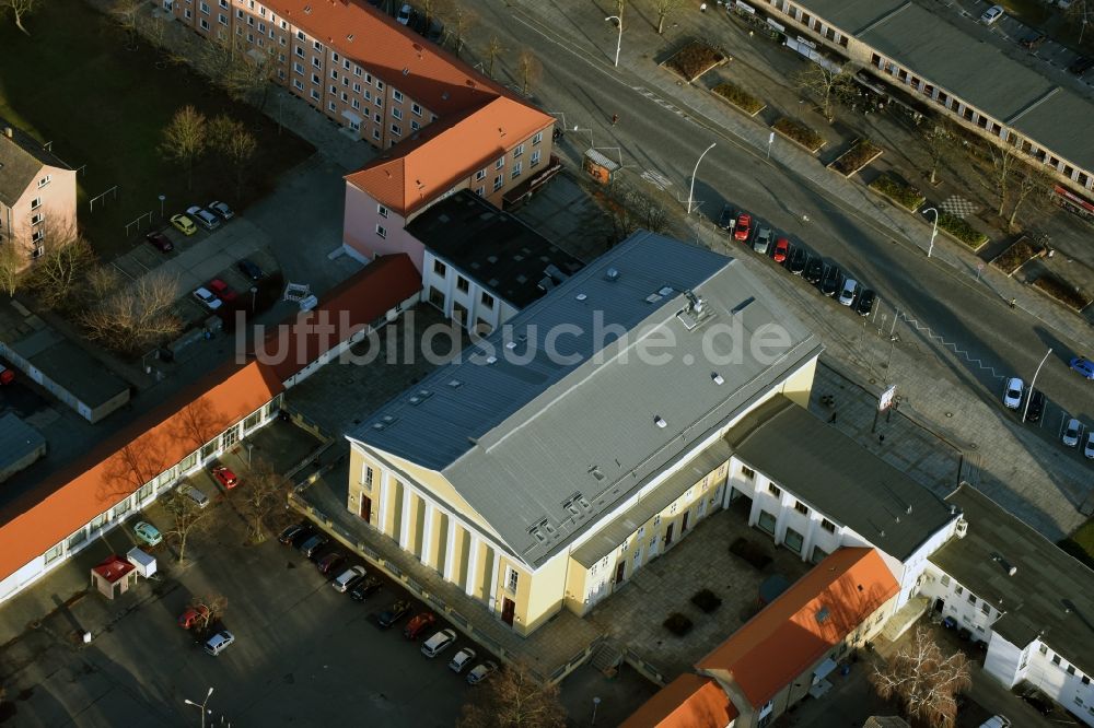 Eisenhüttenstadt von oben - Gebäude des Konzerthauses und Theater- Schauspielhauses in Eisenhüttenstadt im Bundesland Brandenburg