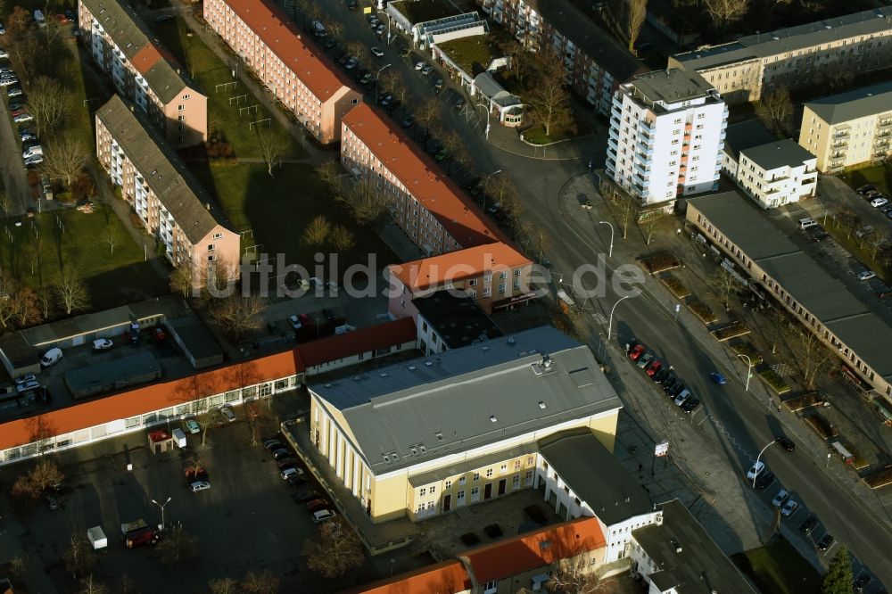 Eisenhüttenstadt aus der Vogelperspektive: Gebäude des Konzerthauses und Theater- Schauspielhauses in Eisenhüttenstadt im Bundesland Brandenburg