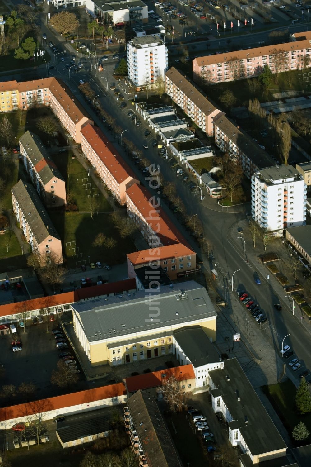 Luftaufnahme Eisenhüttenstadt - Gebäude des Konzerthauses und Theater- Schauspielhauses in Eisenhüttenstadt im Bundesland Brandenburg