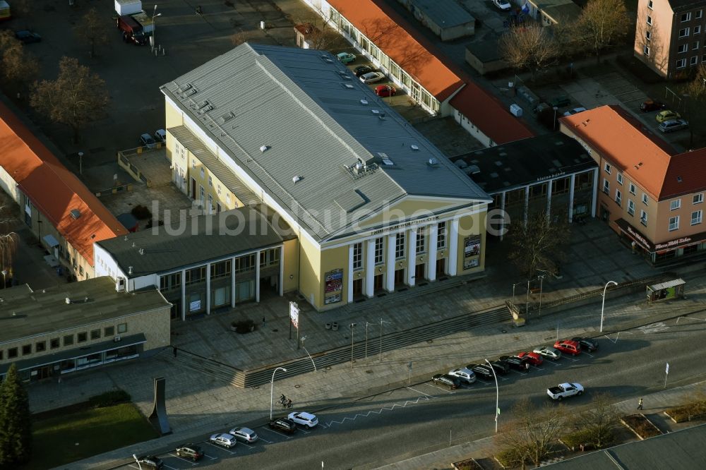 Eisenhüttenstadt von oben - Gebäude des Konzerthauses und Theater- Schauspielhauses in Eisenhüttenstadt im Bundesland Brandenburg