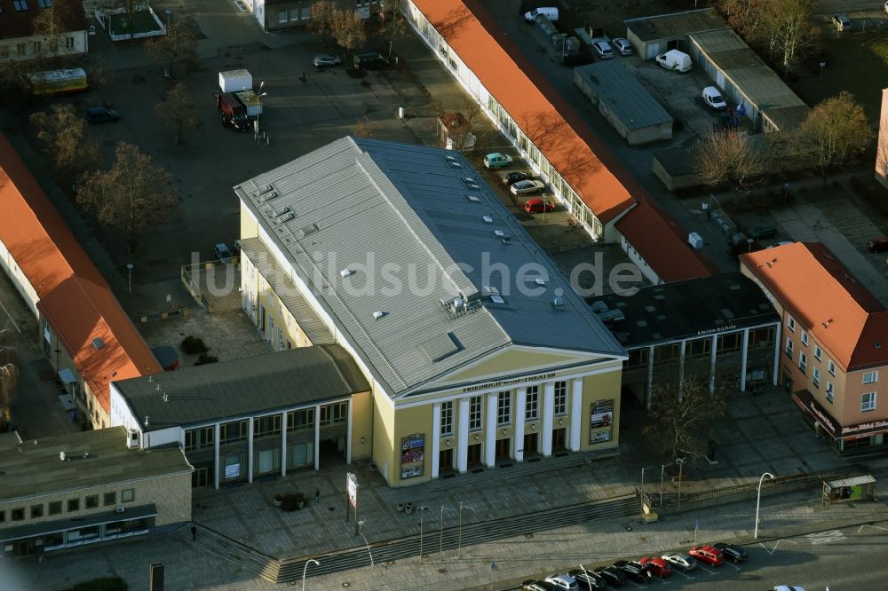 Eisenhüttenstadt aus der Vogelperspektive: Gebäude des Konzerthauses und Theater- Schauspielhauses in Eisenhüttenstadt im Bundesland Brandenburg