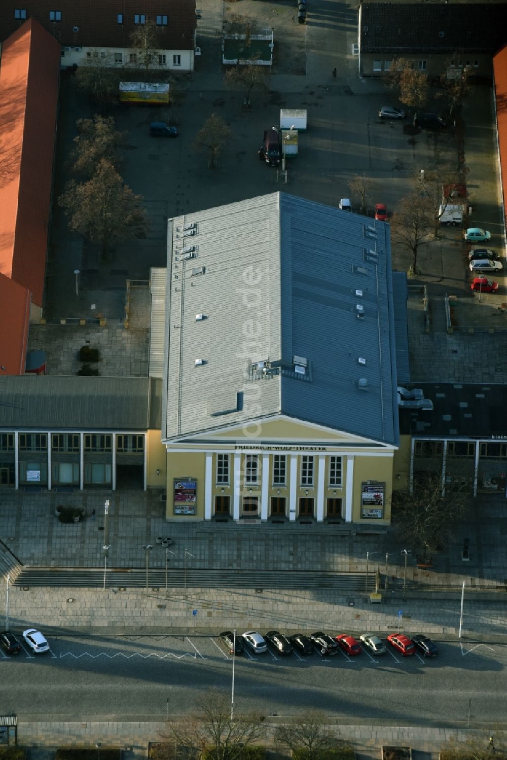 Luftaufnahme Eisenhüttenstadt - Gebäude des Konzerthauses und Theater- Schauspielhauses in Eisenhüttenstadt im Bundesland Brandenburg