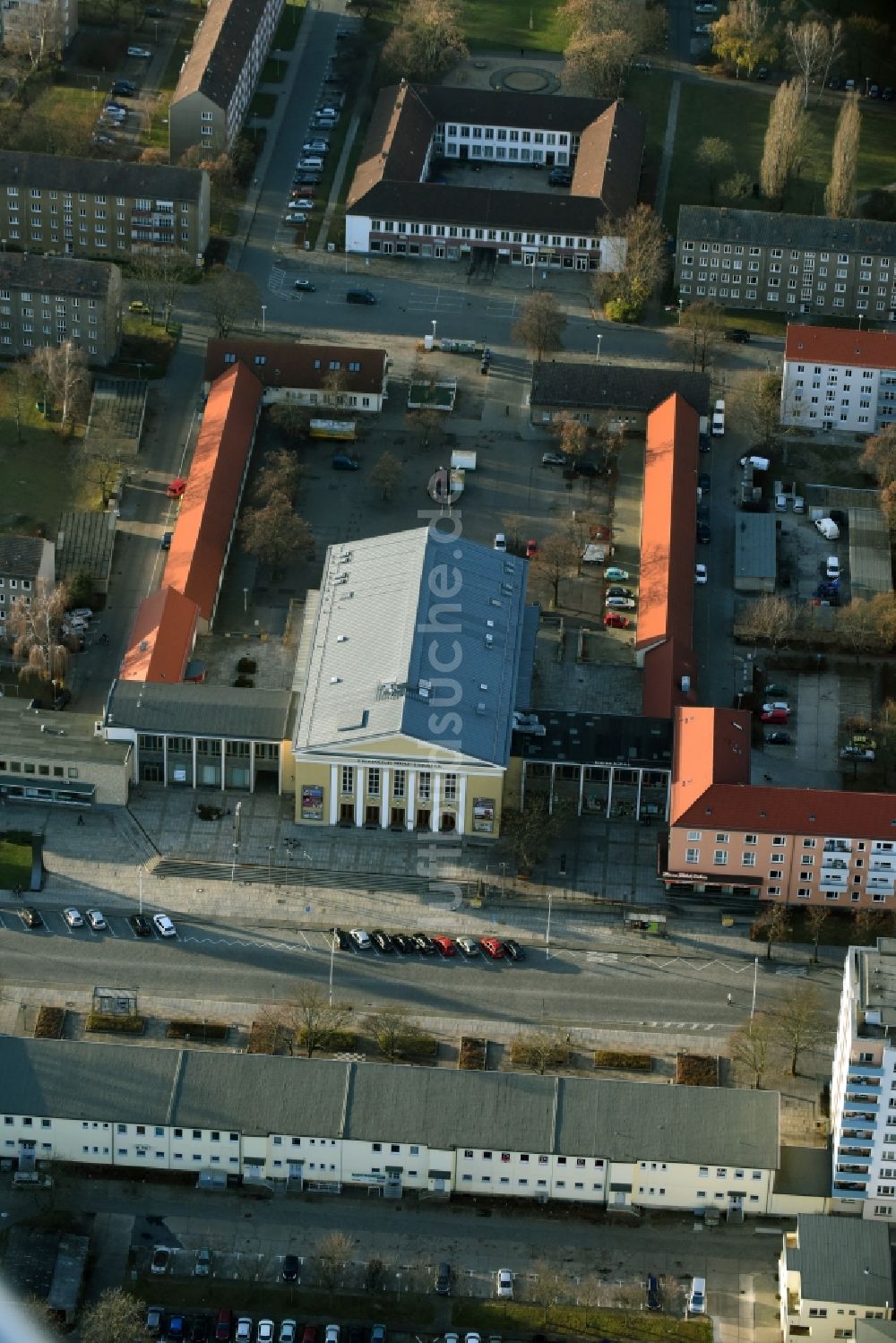 Eisenhüttenstadt von oben - Gebäude des Konzerthauses und Theater- Schauspielhauses in Eisenhüttenstadt im Bundesland Brandenburg