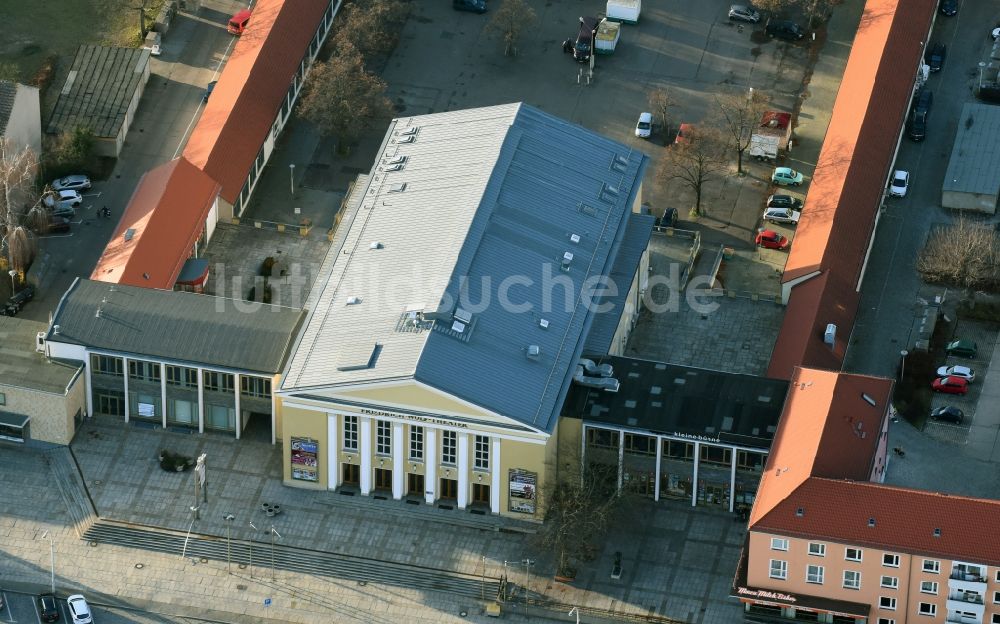 Eisenhüttenstadt aus der Vogelperspektive: Gebäude des Konzerthauses und Theater- Schauspielhauses in Eisenhüttenstadt im Bundesland Brandenburg