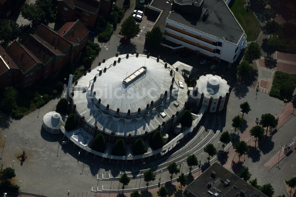 Luftaufnahme Itzehoe - Gebäude des Konzerthauses und Theater- Schauspielhauses in Itzehoe im Bundesland Schleswig-Holstein