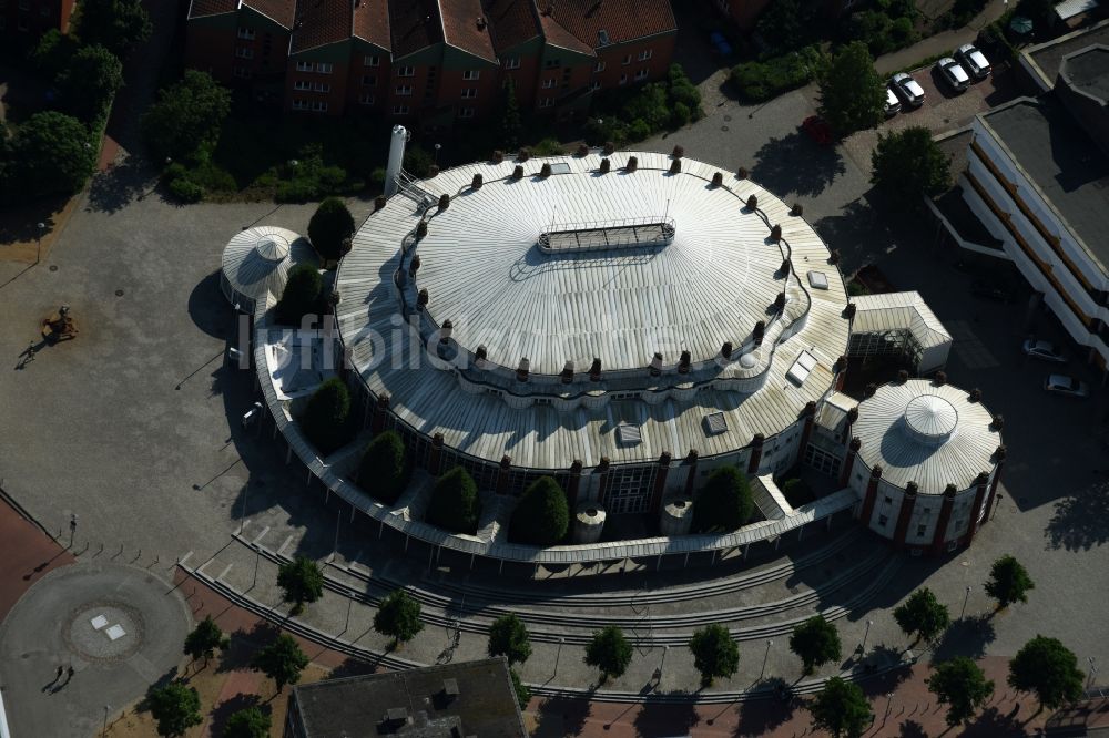 Itzehoe von oben - Gebäude des Konzerthauses und Theater- Schauspielhauses in Itzehoe im Bundesland Schleswig-Holstein