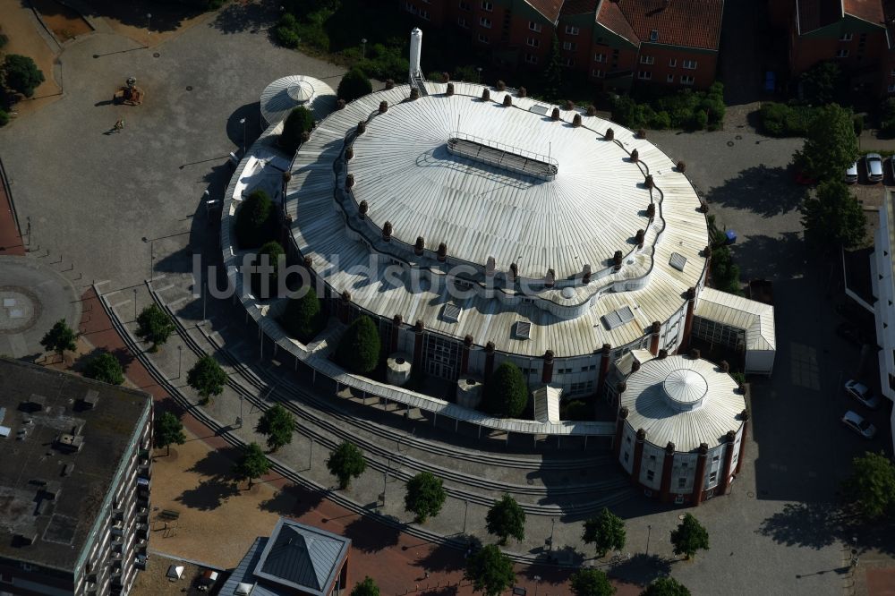 Itzehoe von oben - Gebäude des Konzerthauses und Theater- Schauspielhauses in Itzehoe im Bundesland Schleswig-Holstein