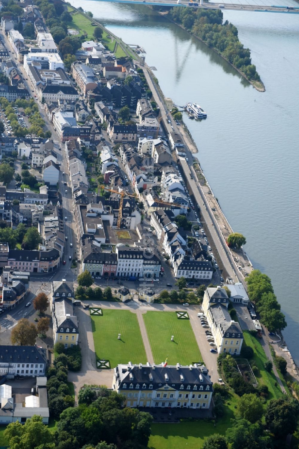 Neuwied von oben - Gebäude des Konzerthauses und Theater- Schauspielhauses in Neuwied im Bundesland Rheinland-Pfalz, Deutschland