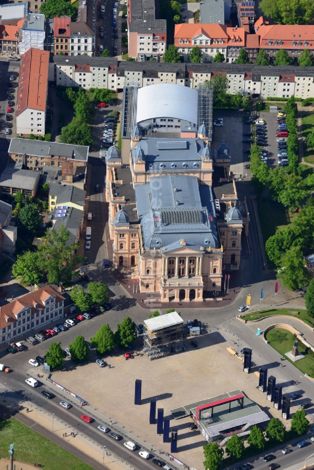 Luftaufnahme Schwerin - Gebäude des Konzerthauses und Theater- Schauspielhauses in Schwerin im Bundesland Mecklenburg-Vorpommern