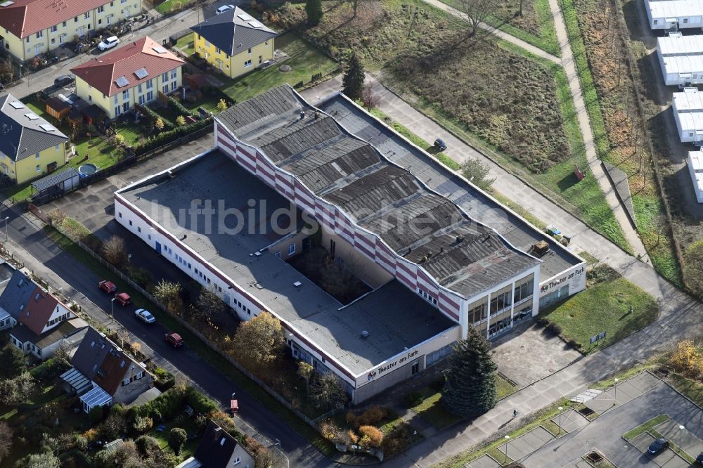 Berlin aus der Vogelperspektive: Gebäude des Konzerthauses und Theater- Schauspielhauses Theater am Park e.V. im Ortsteil Marzahn in Berlin, Deutschland