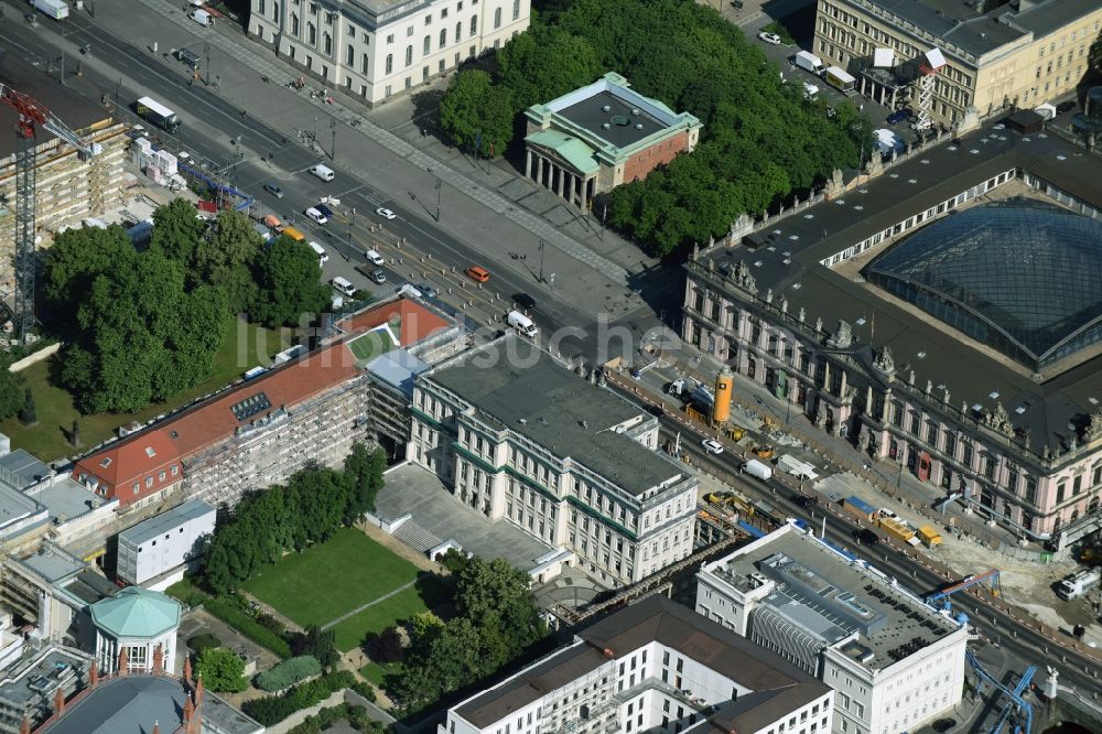 Berlin von oben - Gebäude des Kronprinzenpalais in Berlin