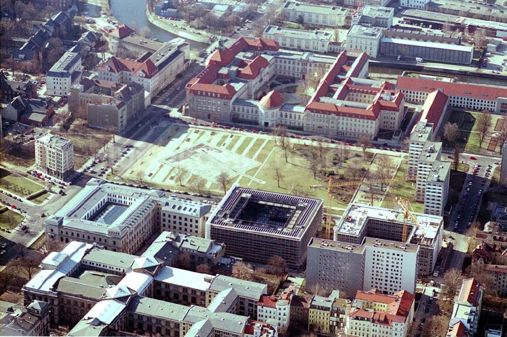 Luftaufnahme Berlin - Gebäude Landwirtschaftsministeriums an der Invalidenstraße in Berlin-Mitte, dem ehem sitz des DDR-Bergbauministeriums