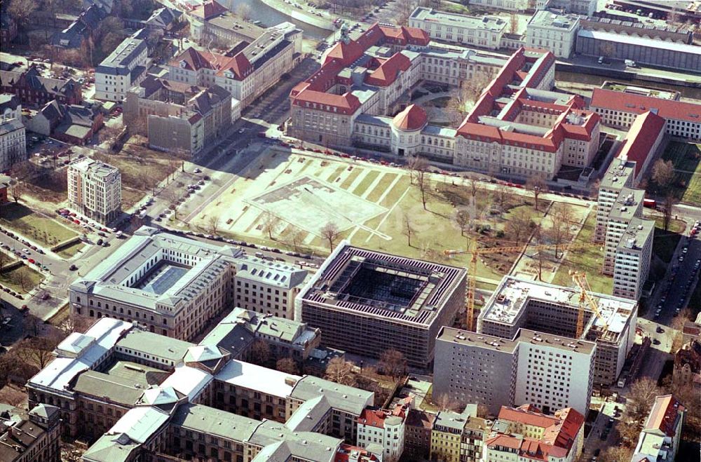 Berlin von oben - Gebäude Landwirtschaftsministeriums an der Invalidenstraße in Berlin-Mitte, dem ehem sitz des DDR-Bergbauministeriums