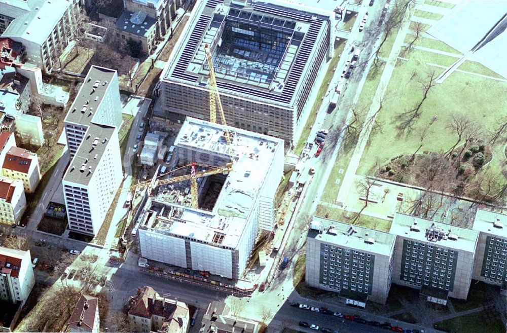 Luftbild Berlin - Gebäude Landwirtschaftsministeriums an der Invalidenstraße in Berlin-Mitte, dem ehem sitz des DDR-Bergbauministeriums